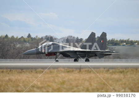 インド空軍スホーイSu-30MKI離陸 99038170