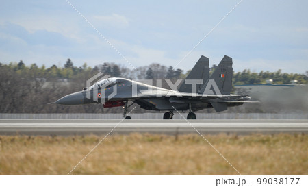 インド空軍スホーイSu-30MKI離陸 99038177
