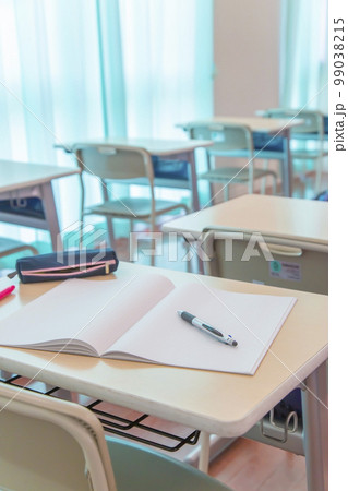教室の机の上に置かれたノートとペン、ペンケース。学校生活のイメージ、背景素材 教室の机の上に置かれたノートとペン、ペンケース。学校生活のイメージ、背景素材 99038215