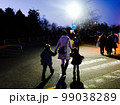 夜のお出かけ 99038289