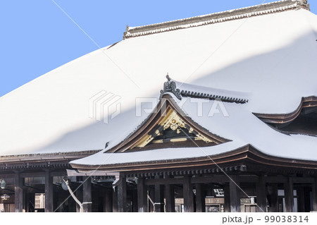 清水寺　本堂　雪化粧をほどこされた檜皮葺きの屋根 99038314
