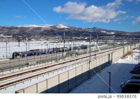 冬の新函館北斗駅を発車する函館本線733系はこだてライナー 冬の新函館北斗駅を発車する函館本線733系はこだてライナー 99038370