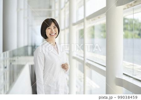 白衣を着た笑顔の若い女性　カメラ目線　ポートレート 99038459