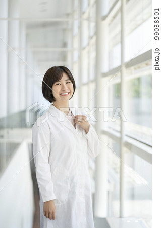 白衣を着た笑顔の若い女性　カメラ目線　ポートレート 99038501
