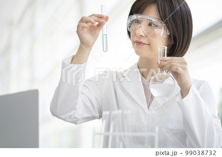 実験をする白衣の女性 実験をする白衣の女性 99038732