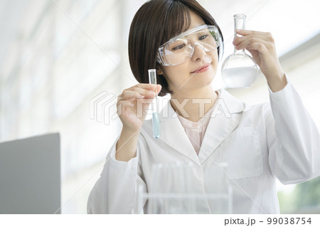 実験をする白衣の女性 99038754