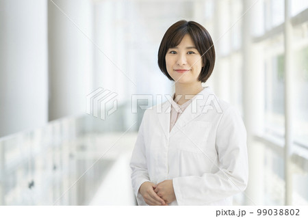 白衣を着た若い女性　カメラ目線　ポートレート 99038802