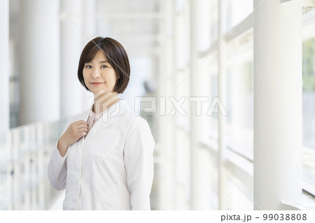 白衣を着た若い女性　カメラ目線　ポートレート 99038808