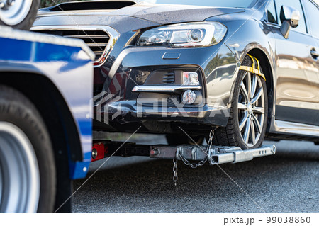 レッカーされる自家用車 99038860
