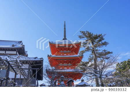 清水寺 三重塔 雪の日の朝 清水寺 三重塔 雪の日の朝 99039332