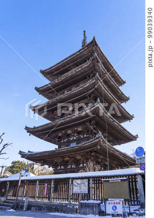 八坂の塔と京都の街並　残雪の朝 99039340