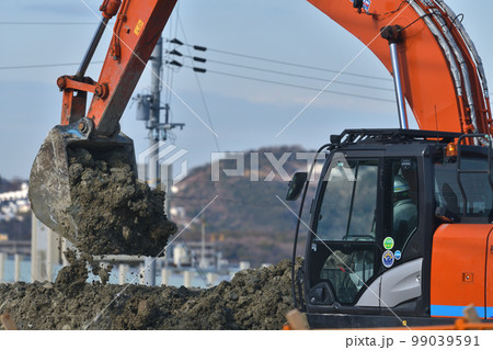 住宅地の造成工事　大型重機で土砂の掘削作業 99039591