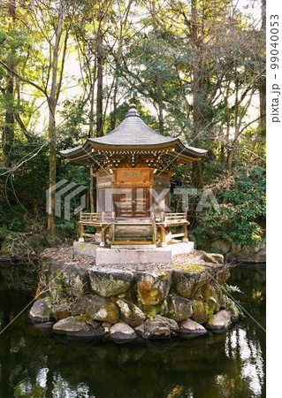 【船橋市 1423年に創建 金蔵寺(御滝不動尊) 弁天池「弁天堂」】 【船橋市 1423年に創建 金蔵寺(御滝不動尊) 弁天池「弁天堂」】 99040053