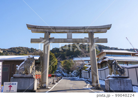 京都霊山護國神社 大きな石鳥居 残雪の朝 京都霊山護國神社 大きな石鳥居 残雪の朝 99040224