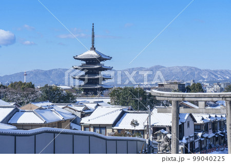 高台寺近くから八坂の塔と京都の雪景色を眺める 99040225