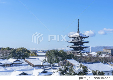 高台寺近くから八坂の塔と京都の雪景色を眺める 99040227