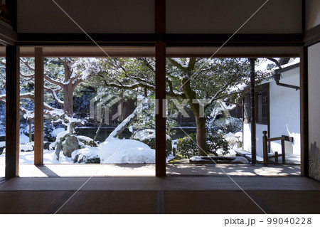青蓮院 華頂殿から雪景色の庭園を望む(京都市東山区) 青蓮院 華頂殿から雪景色の庭園を望む(京都市東山区) 99040228