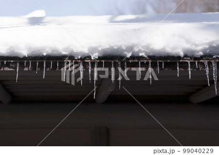 屋根に降り積もった雪とつらら 99040229