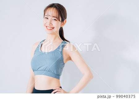 スポーツウェアの若い女性 99040375