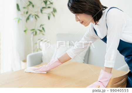 拭き掃除をするミドル女性 99040555