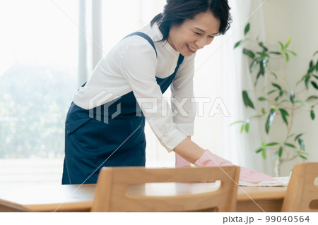 拭き掃除をするミドル女性 99040564