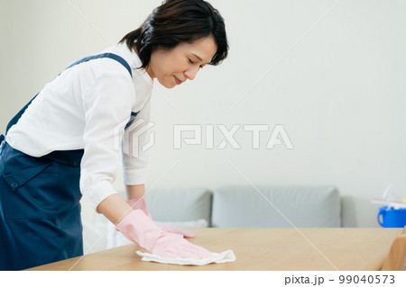 拭き掃除をするミドル女性 99040573