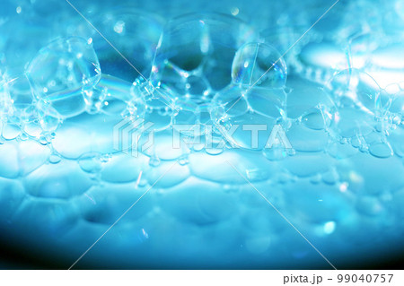 洗剤の泡、バブルのクローズアップ背景画像 99040757