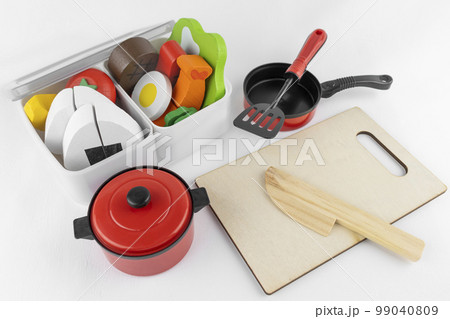 お弁当箱に入ったオモチャの料理と料理道具。お弁当を作るイメージ お弁当箱に入ったオモチャの料理と料理道具。お弁当を作るイメージ 99040809