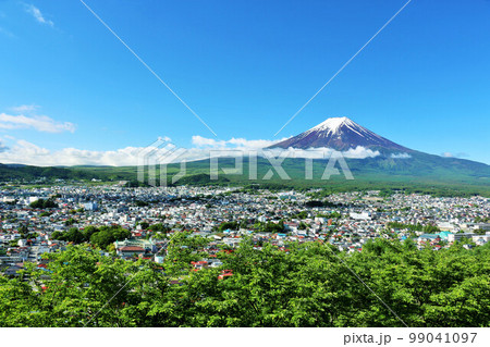 初夏の青空と富士吉田市の街並み そして富士山 初夏の青空と富士吉田市の街並み そして富士山 99041097