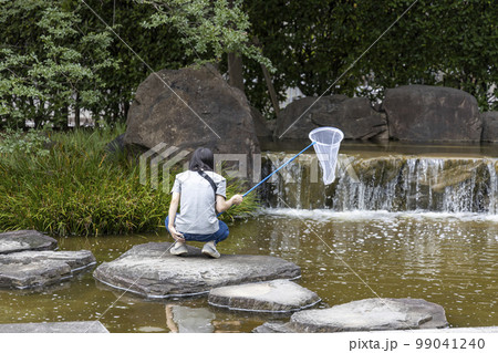 夏の水辺、水生生物を狙う人の風景 夏の水辺、水生生物を狙う人の風景 99041240
