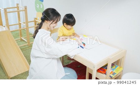 母親とお絵描きする2歳の男の子 母親とお絵描きする2歳の男の子 99041245