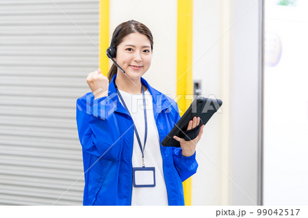 バックヤードで働く若い女性 99042517