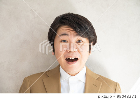驚いた表情の男性 驚いた表情の男性 99043271