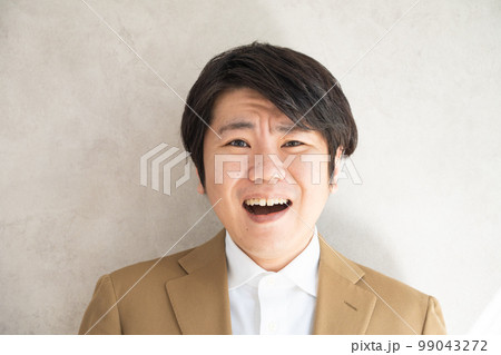 驚いた表情の男性 驚いた表情の男性 99043272