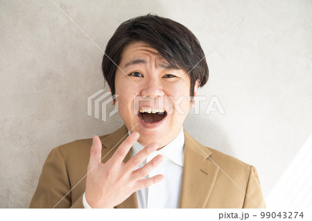驚いた表情の男性 99043274