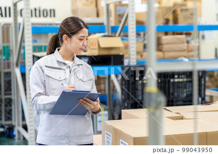 荷物を管理する若い女性 99043950