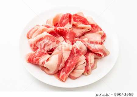 皿に乗った牛肉 白バック 皿に乗った牛肉 白バック 99043969