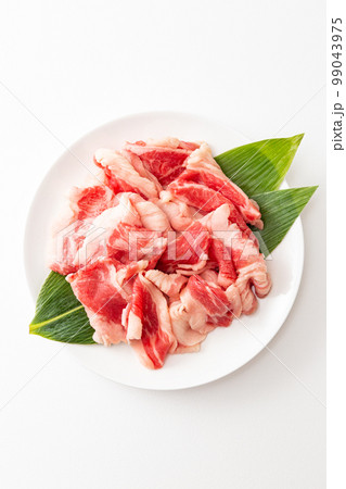 皿に乗った牛肉　白バック 99043975