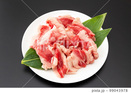 皿に乗った牛肉　黒バック 99043978