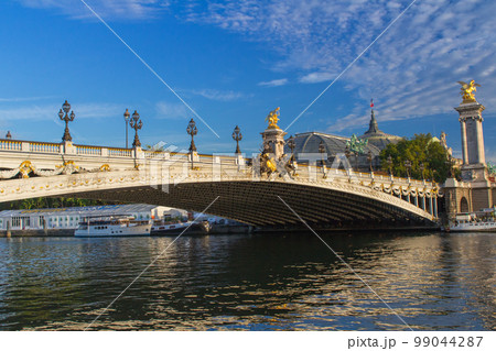 早朝のアレクサンドル3世橋(フランス-パリ) 99044287
