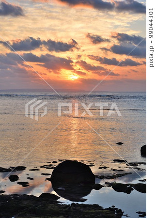 奄美大島 笠利町節田 穏やかな朝の景色 奄美大島 笠利町節田 穏やかな朝の景色 99044301
