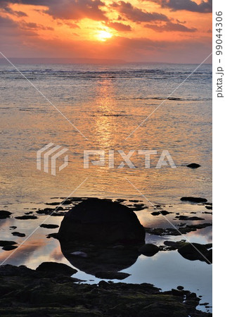 奄美大島 笠利町節田 穏やかな朝の景色 奄美大島 笠利町節田 穏やかな朝の景色 99044306