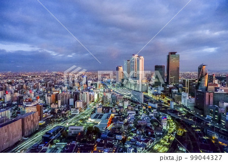 朝日を受ける名駅地区高層ビル群と北西市街地を望む 99044327