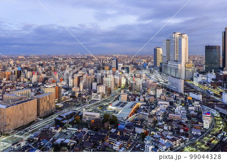 朝日を受ける名駅地区高層ビル群と北西市街地を望む 99044328