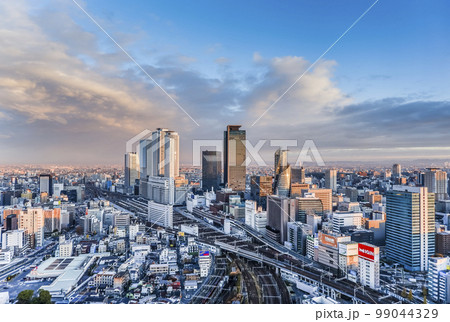 朝焼けの名駅地区高層ビル群と北部市街地を望む 朝焼けの名駅地区高層ビル群と北部市街地を望む 99044329