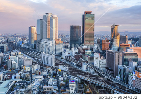 朝焼けの名駅地区高層ビル群を望む 99044332