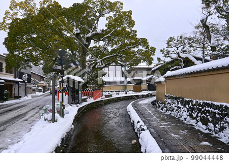 積雪の朝の京都市北区上賀茂の社家町 99044448