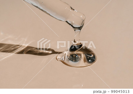 A drop of cosmetic oil falls from the pipette A drop of cosmetic oil falls from the pipette 99045013