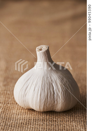 麻布に置かれたにんにく 99045390