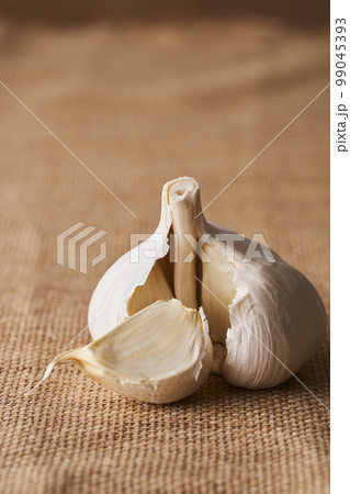 麻布に置かれたにんにく 99045393